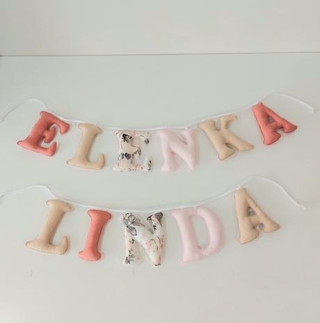 Písmenká z látky.,