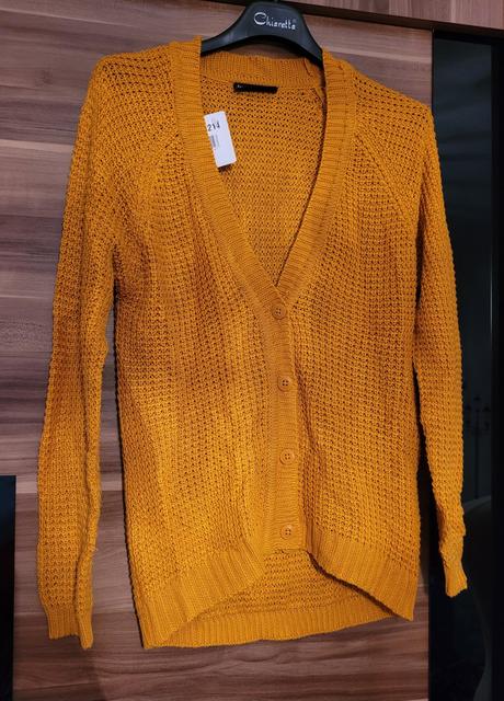 Zlty sveter. sedi na s, m., s