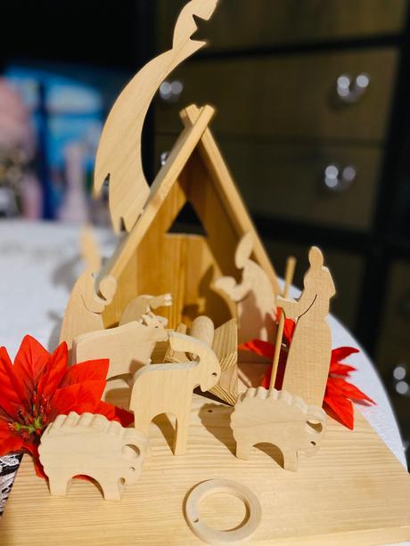 Starý drevený betlehém vianoce, vianočná dekorácia,