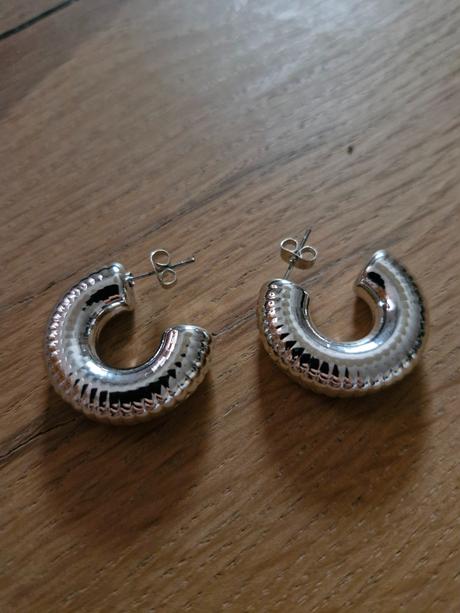 Výrazné dámske náušnice,