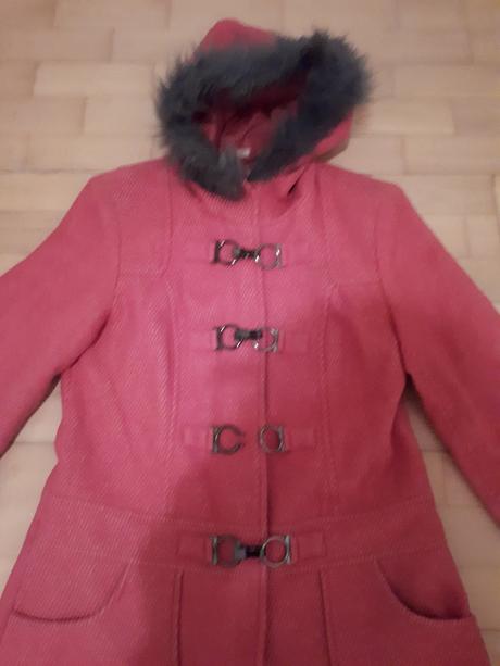 Štýlový kabát v sýtej ružovej farbe s kožušinkou, m