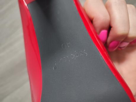 Červené lodičky, 40