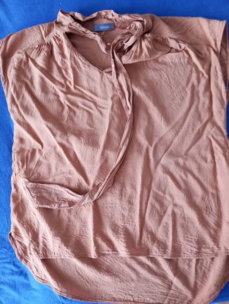 Červená bluzka, 56