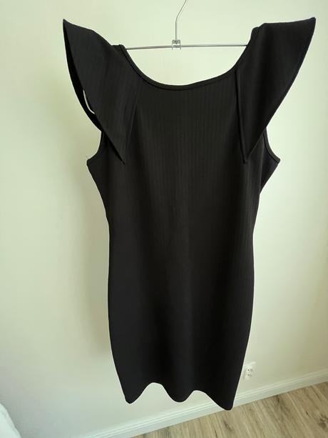 Čierne saty s volankami a odhalenym chrbtom, m