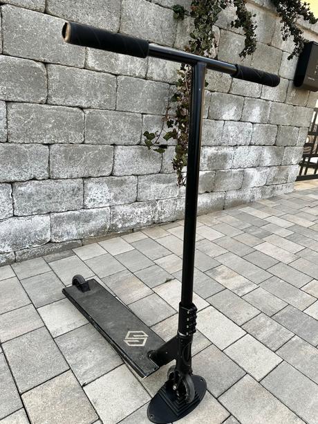 Kolobežka freestyle striker gravis l black, 