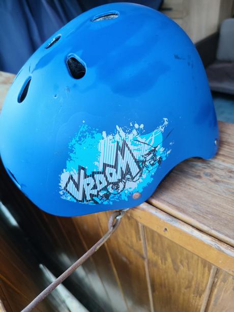 Moderna prilba na skate,kolobezku, s