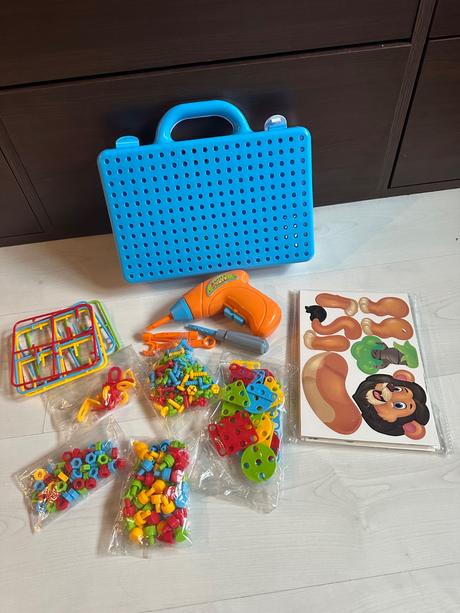 Kufrik s vrtacku stavebnica, 