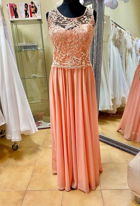 Šaty odporúčame na veľkosť l/ xl, l / xl