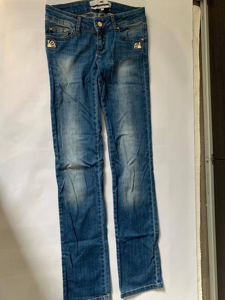 Rifle s krasnym detailom, 28