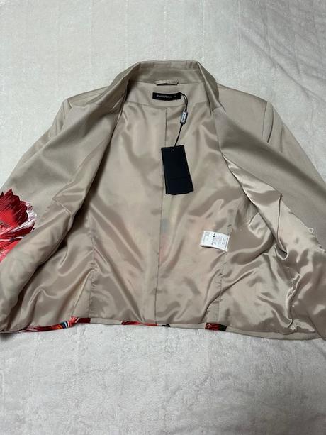 Kratšie béžové sako s krásnym motívom zn. chantall, chantall,40 / m