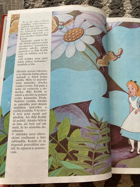 Walt disney alenka v kraji divů. autíčko modrásek, 