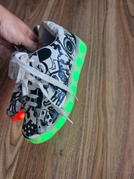 Svietiace tenisky, 33