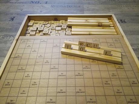 Spoločenská hra podobná scrable,