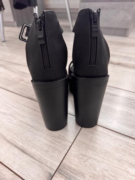 Čierne sandále na opätku shein, 39