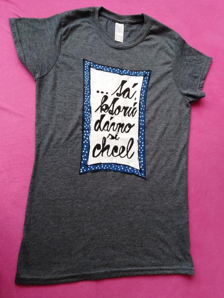 Krásne nové tričko s nápisom, s