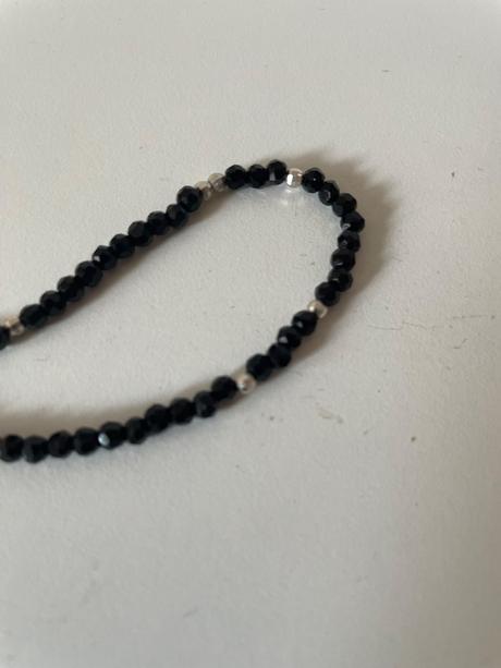 Náramok z čiernych fazetovaných kamienkov,