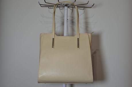 Béžová kabelka, 