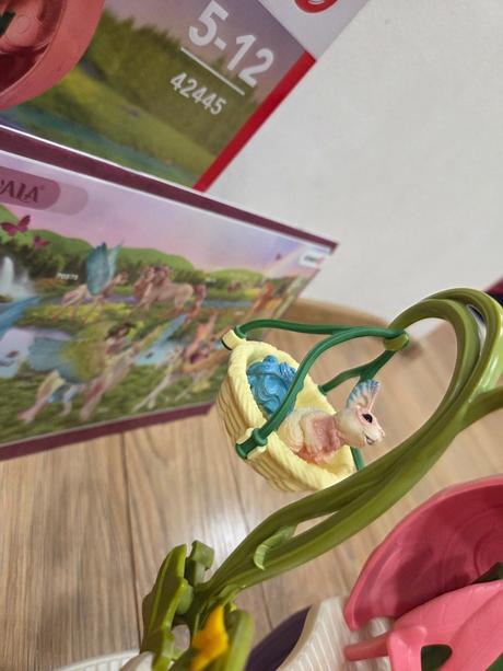 Schleich trblietajúci kvetinový dom 42445, 