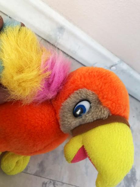 Plyšový papagáj,