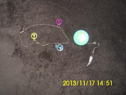 Mam na predaj naramok+odznak a nausnica v cene,