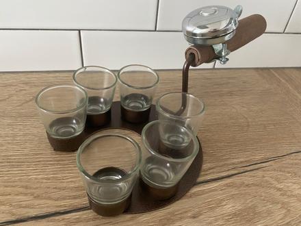 Kovová kelňa so zvončekom a pohárikmi,