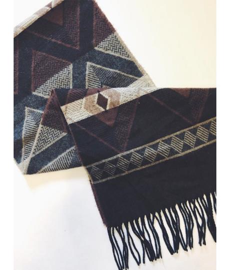 Vzorovaný hnedý šálik,