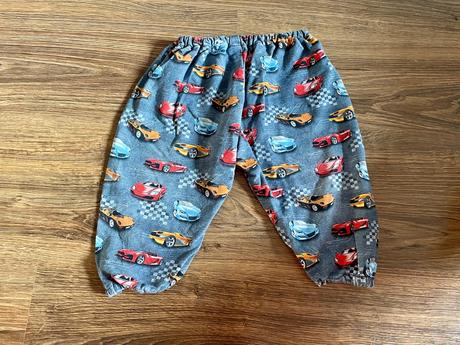 Tepláky s autami, 74