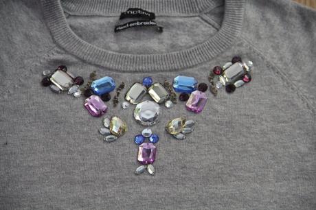 Ozdobný svetrik motivi, s