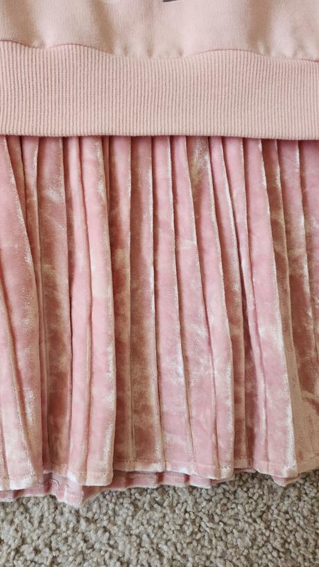 Mikinové šaty, 122