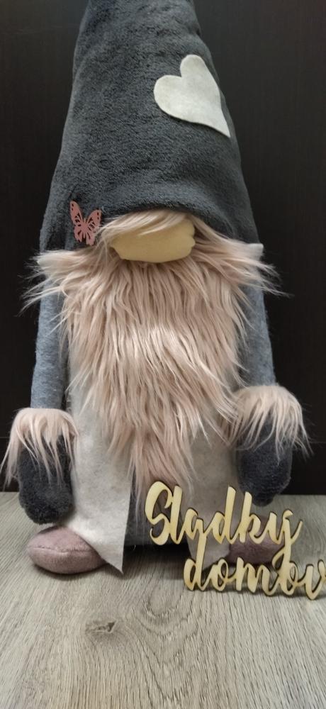 Trpaslík v sivo ružovej,