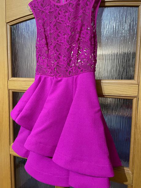 Cyklamenové šaty, s