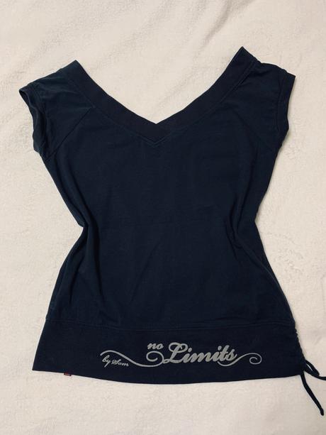 Čierne tričko s výstrihom do v zn. sam, s.a.m.,m