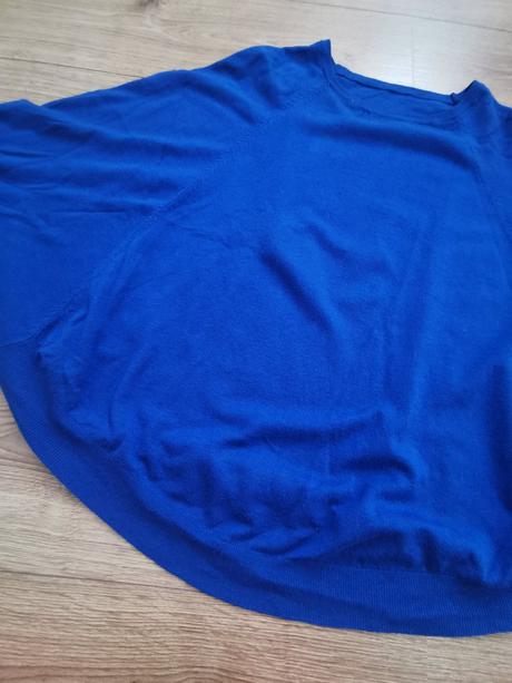 Krásny voľný svetrík,