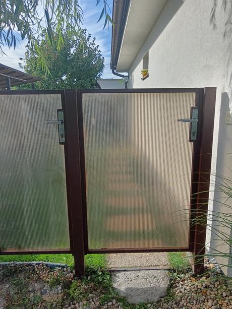 Kovová brána s bránkou 4,3 x 1,3 m., 