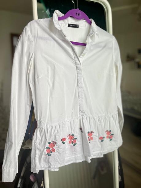 Reserved biela košeľa s vysivanymi ruzovymi kvetmi, reserved,s