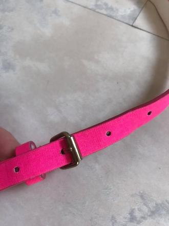 Neónkovo ružový opasok s kovovými ozdobami, 