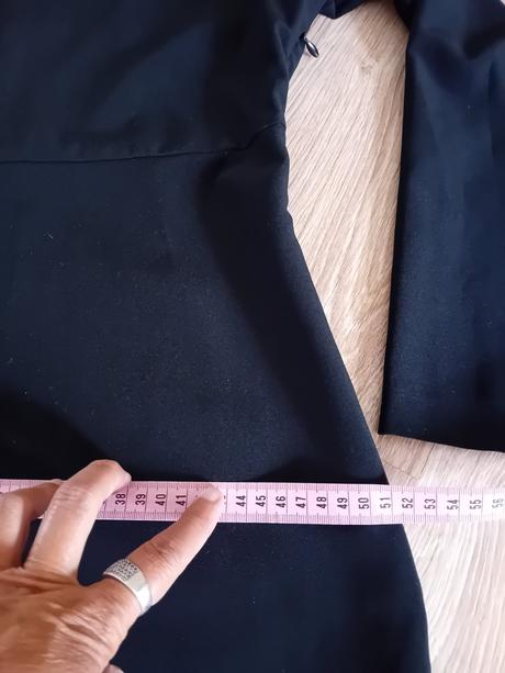 Šaty s volánikmi, m