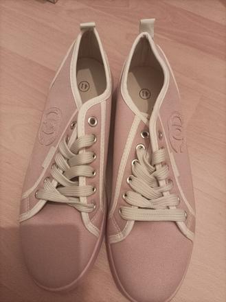 Tenisky už aj s poštou, 41