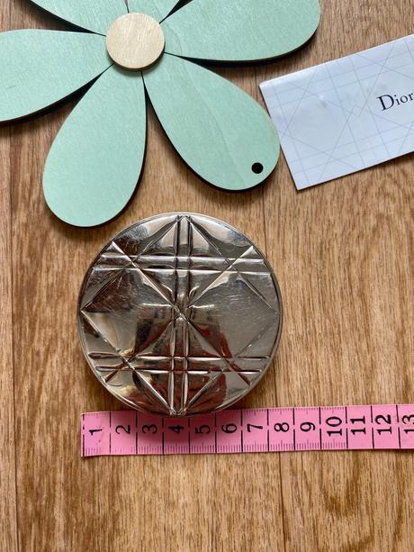 Zrkadlo s púzdrom na púder dior,