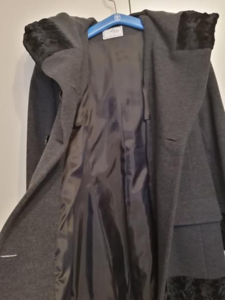 Kabát s kapucnou, 42