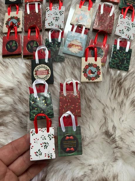 24 mini vianočných vrecúšok,