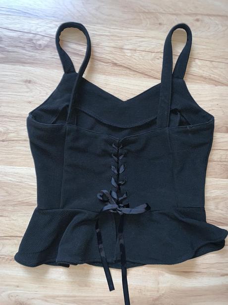 Top s viazačkou vzadu, s