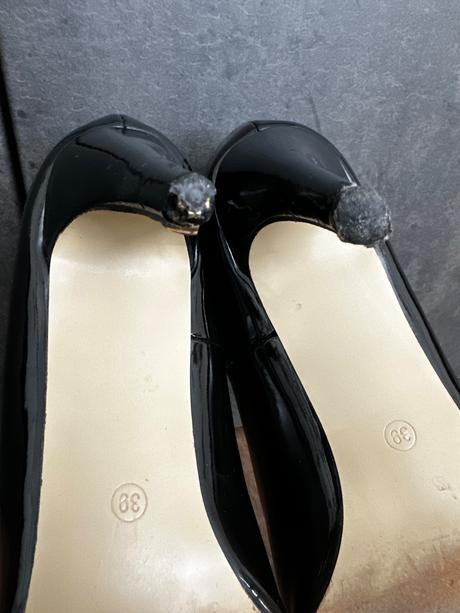 Čierne lodičky, 39