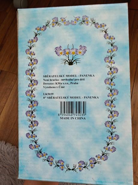 Malá porcelánová bábika,