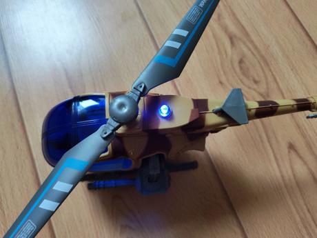 Vojenský vrtuľník so zvukmi, 