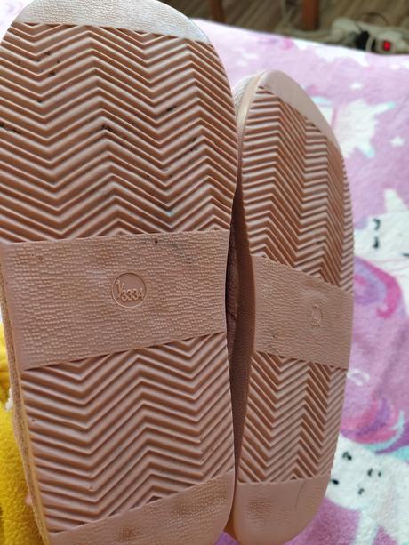 Prechodné čižmičky, 33