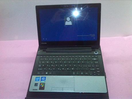 Toshiba notebook s podloykou, 