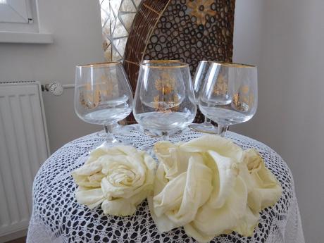 Retro napoleonky so zlatým lémom a erbom top stav, 