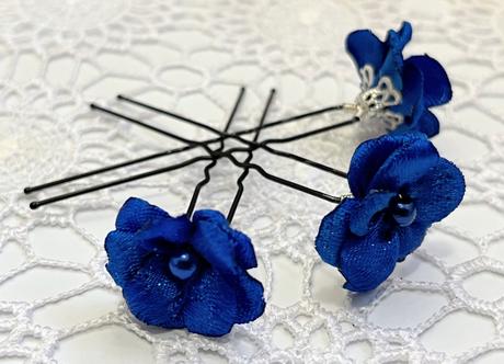 Saténová nezábudka na vlásenke, 