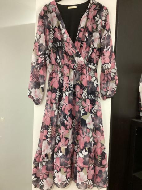 Krásne šaty, dole volány, l